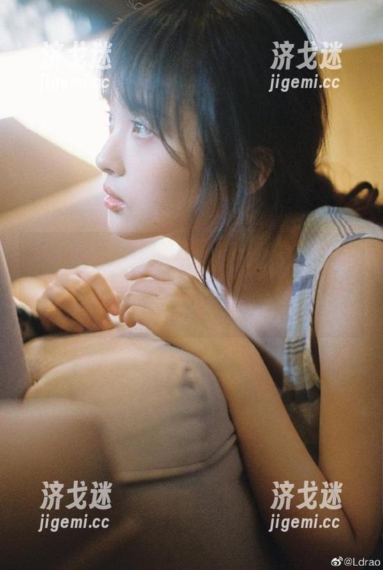 17c吃瓜 无聊的时候为什么不去“17c吃瓜”的地址逛逛,那里永远都有新鲜的八卦等着你!