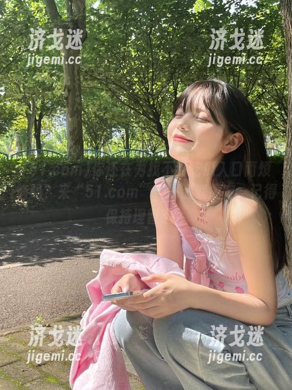 51.com 你还在为找不到吃瓜入口而烦恼吗?来“51.com”,一键就搞定,记得保持理智哦!