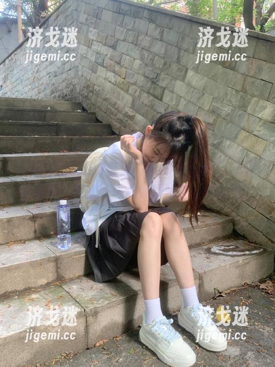 最近“heiliao.su”苹果版火了，我的好奇心像爆米花一样炸开！