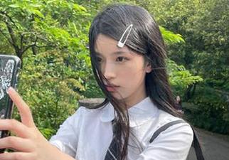 彻底被www.tttzzz.com首页炸裂的内容吸引住，心里一阵摇摆～