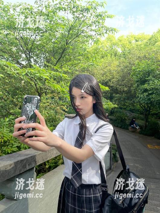 彻底被www.tttzzz.com首页炸裂的内容吸引住，心里一阵摇摆～