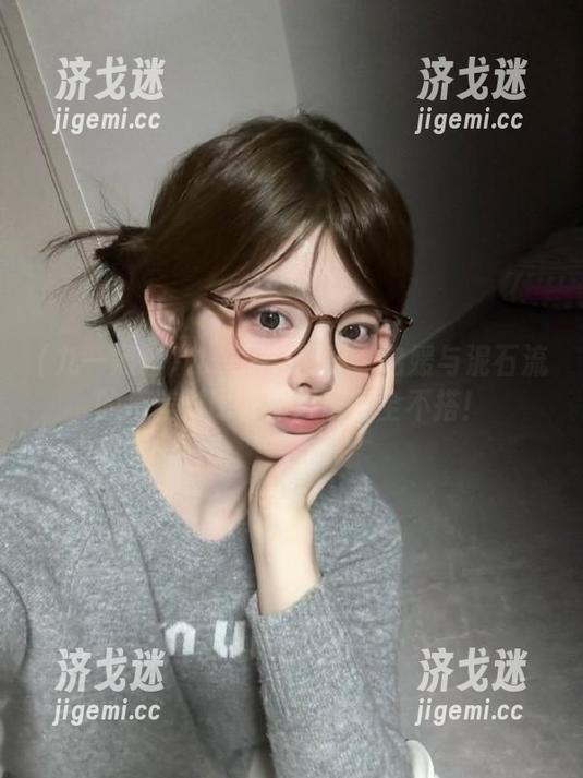 九一黑料网页：名媛与泥石流的反差对比，画风已完全不搭！