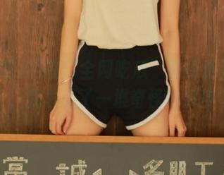 在“全网吃瓜”的传送门附近，我发现了一堆奇怪的瓜皮
