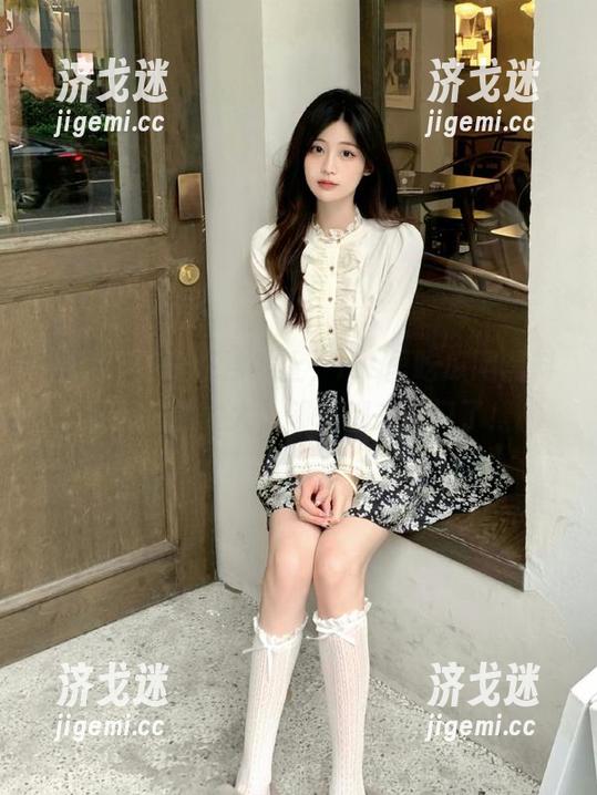 坐在沙发上，ios里吃瓜网黑料曝光动静太大，邻居都来敲门了！