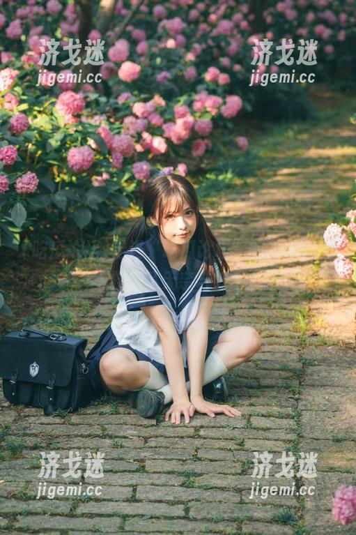 走进“吃瓜论坛”的入口，脸上挂满了无奈与好奇。