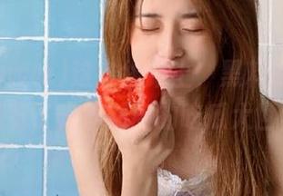 这条线路上，黑料www带我游览了光怪陆离的吃瓜大世界！