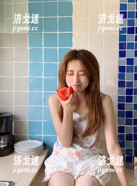 这条线路上，黑料www带我游览了光怪陆离的吃瓜大世界！