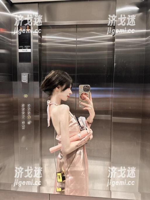 黑料不打烊 万篇长征黑料不打烊:在线抢香蕉皮,避掉明星的摔跤!