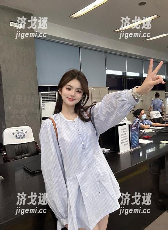 黑料吃瓜网app：在线追踪八卦，边嘴巴忙着吃瓜，边脑海里飘过震惊脸！