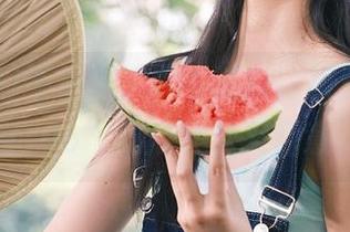 不怕黑，永不迷路，跟着“黑料网106”吃瓜轻松又惬意。